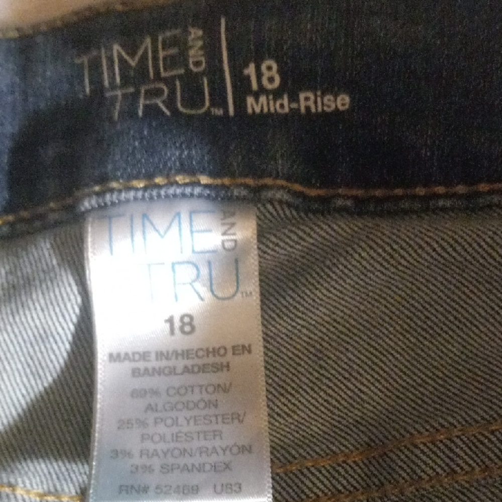 Time and Tru Mid-Rise Denim Shorts - Picture 2 of 5
